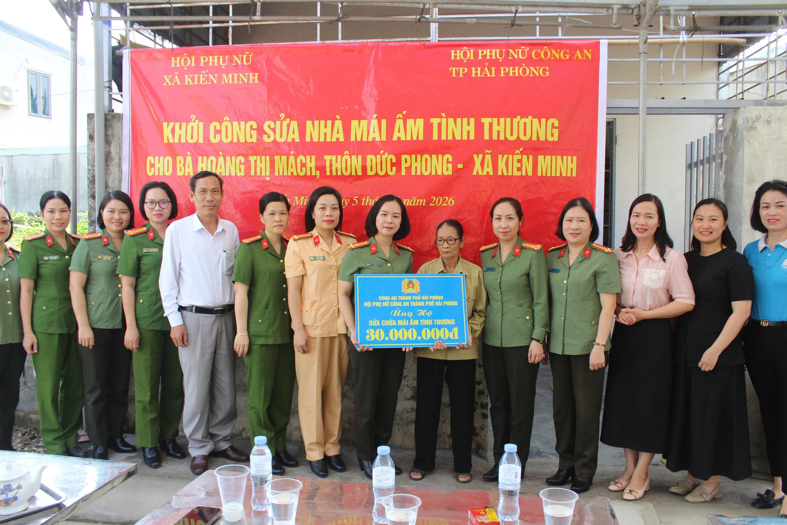 Hội Phụ nữ CATP trao kinh phí hỗ trợ sửa chữa 2 “Mái ấm tình thương”